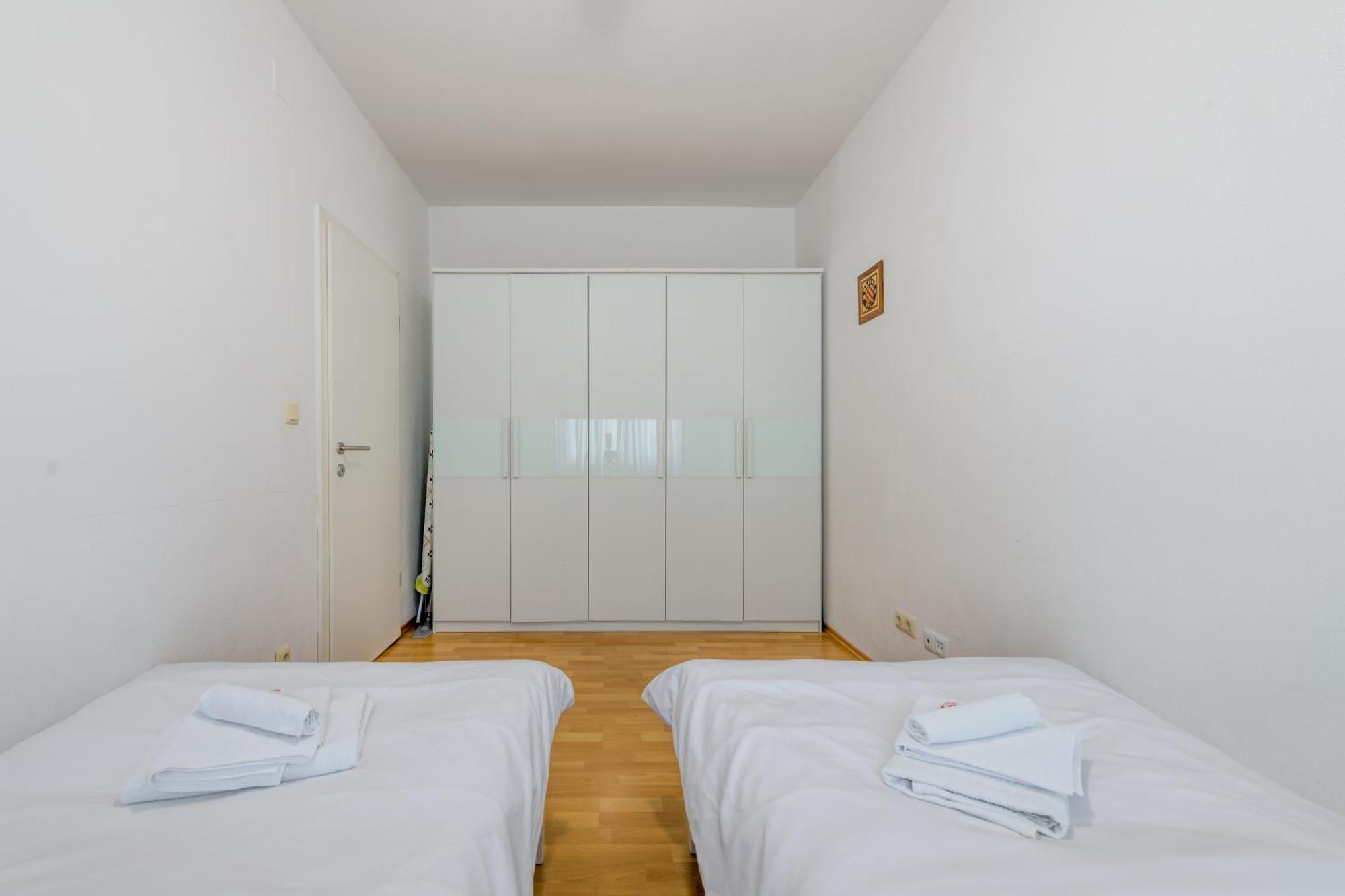 Apartments Cala Подстрана Екстер'єр фото